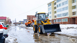 Припаркованные автомобили мешают качественной уборке территорий от снега