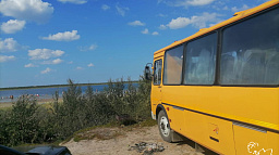 Горожане могут добраться до пляжа на Голубом озере на автобусе бесплатно