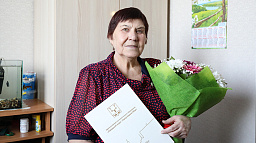 Председатель Совета ветеранов лесозавода Нина Романчук отмечает юбилей