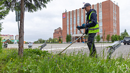 Рабочие МКУ «Чистый город» приступили к покосу травы на газонах