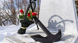 Перенос памятника экипажу буксира «Комсомолец»
