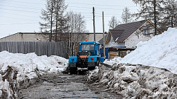 Дорожники вышли убирать снег и талые воды в шесть часов утра 