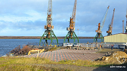 На смотровой площадке в морпорту укладывают плитку