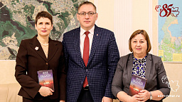 Мэрия подарила поэтический сборник Инны Кашежевой в библиотеку и музей