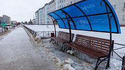 Новые скамьи с навесом изуродовали белыми каракулями