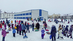 Маленькие горожане оценили подарок от «Чистого города» – снежный городок