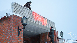 Городские бани украшают к Новому году