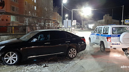 В праздничные выходные водители повредили ограждения и столб