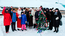 Дед Мороз со Снегурочкой поздравили жителей микрорайона Сахалин