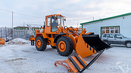 В «Чистый город» доставлен новый фронтальный погрузчик с основным ковшом и грузовыми вилами