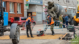 Глава города Олег Белак проверил ход ремонта дороги по улице Ленина