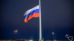 На благоустроенной территории по улице Полярной временно спустили российский флаг