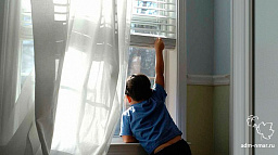 Две мамы оставили детей в квартире с открытым окном
