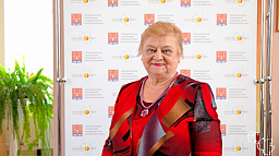 Нина Чашева, награжденная знаком «За заслуги перед Нарьян-Маром», принимает поздравления 