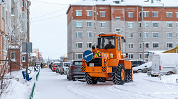 Тяжелая коммунальная техника, убирая снег, вынуждена опасно лавировать между машинами