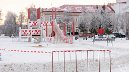 МКУ «Чистый город» продолжает украшать Нарьян-Мар к Новому году