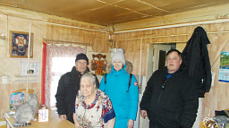 Активисты ТОС «Сообщество Сахалин» поздравили соседок с Днем 8 марта