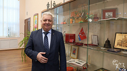 Поздравления с днем рождения принимает Николай Кальчишков, награжденный Знаком отличия «За заслуги перед Нарьян-Маром»