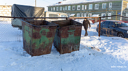 В Нарьян-Маре среди белого дня мужчина увез на санках мусорный контейнер