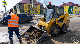 В Нарьян-Маре «Чистый город» продолжает убирать песок и мусор после зимы