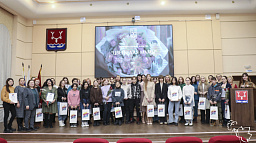 В мэрии наградили победителей и участников городского конкурса «Цветы для мамы»
