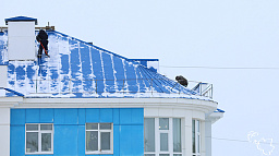 Управляющие компании обязаны своевременно очищать крыши от снега и сосулек