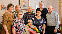 Глава города поздравил двух жительниц Нарьян-Мара с 90-летием