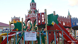 «Чистый город» продолжает приводить в порядок детские площадки