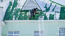 Глава Нарьян-Мара поручил усилить контроль за уборкой снега с крыш