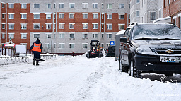 Автомобили во дворах мешают качественной уборке снега