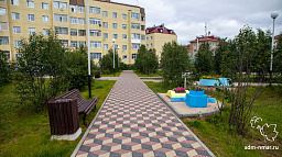 На выходных в городских скверах неизвестные сломали скамейки