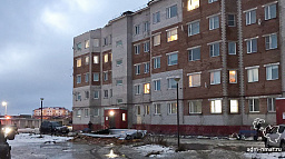 Из-за шторма в Нарьян-Маре сорвало крышу в многоквартирном доме