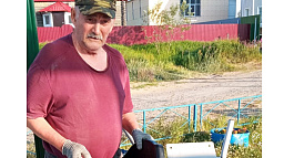 Соседи микрорайона Захребетный восстановили после налета вандалов беседку
